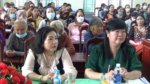 (16-8)Các đại biểu tham dự hội nghị tuyên truyền BHYT cho cán bộ, hội viên phụ nữ phường Bảo Vinh.jpg