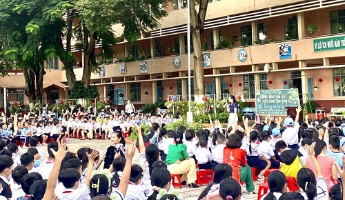 (28-10)Phòng tư pháp thành phố tuyên truyền phòng chống bạo lực và xâm hại trẻ cho cho học sinh trường TH Kim Đồng.jpg