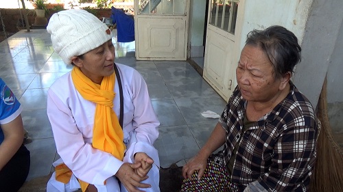 3-3 Cô Nguyễn Thị Diệu Huệ thăm hỏi trường hợp nhận hỗ trợ hàng tháng .jpg