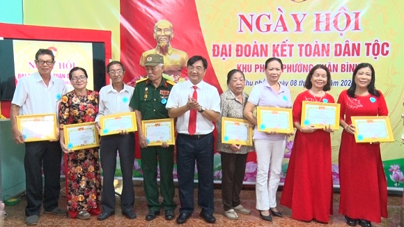 khen thuong cho cac ca nhan trong hoat dong vntt.jpg