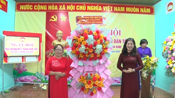 pho bi thu thuong truc tang hoa chuc mung.jpg