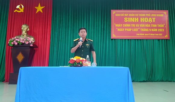thượng tá Phan Công Tiến đối thoại dân chủ với cán bộ chiến sỹ.jpg