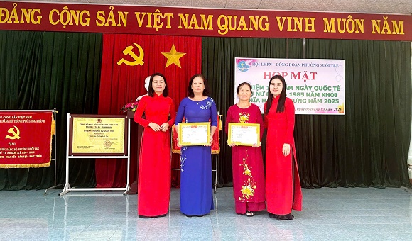 trao giai tro choi.jpg