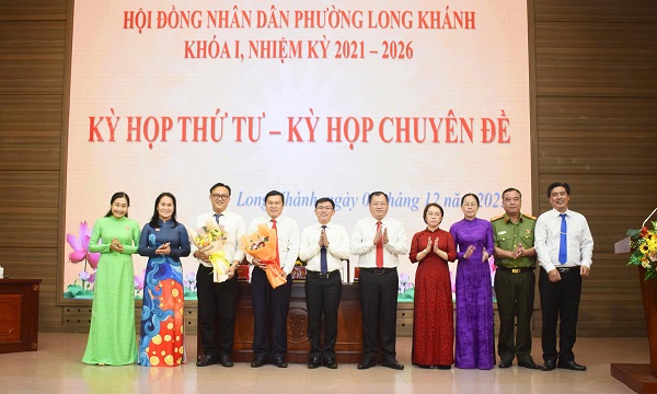 Ban Thường vụ Đảng ủy Long Khánh tặng hoa chúc mừng 02 đại biểu HĐND trúng cử Copy
